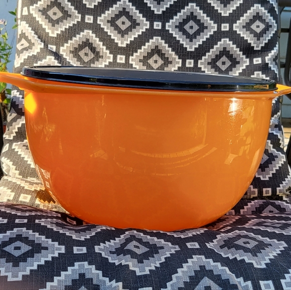 NEW Tupperware 42 cup Thatsa Bowl in Orange Sparkle - Picture 2 of 3